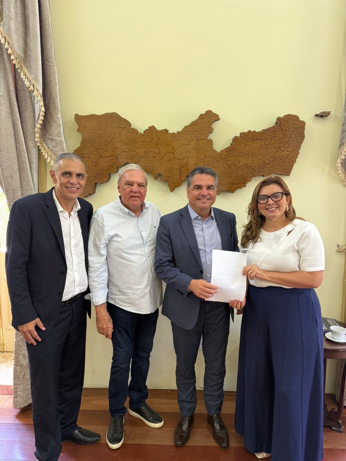 Convite do título de cidadã de Buenos Aires para Raquel Lyra é entregue à Casa Civil