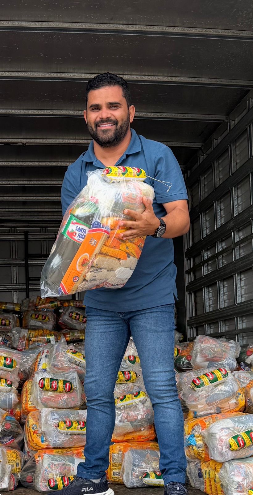 Vereador comemora 38 anos com entrega de 100 cestas básicas