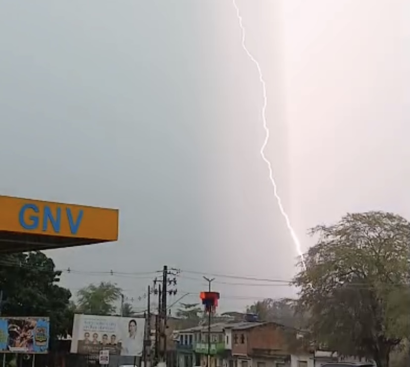 Raio é registrado por câmera próximo a Nazaré da Mata nesta quinta-feira (12)