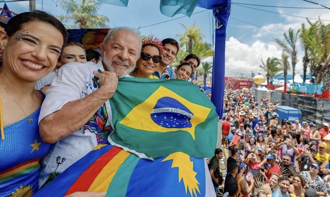 Lula marca presença no Galo da Madrugada