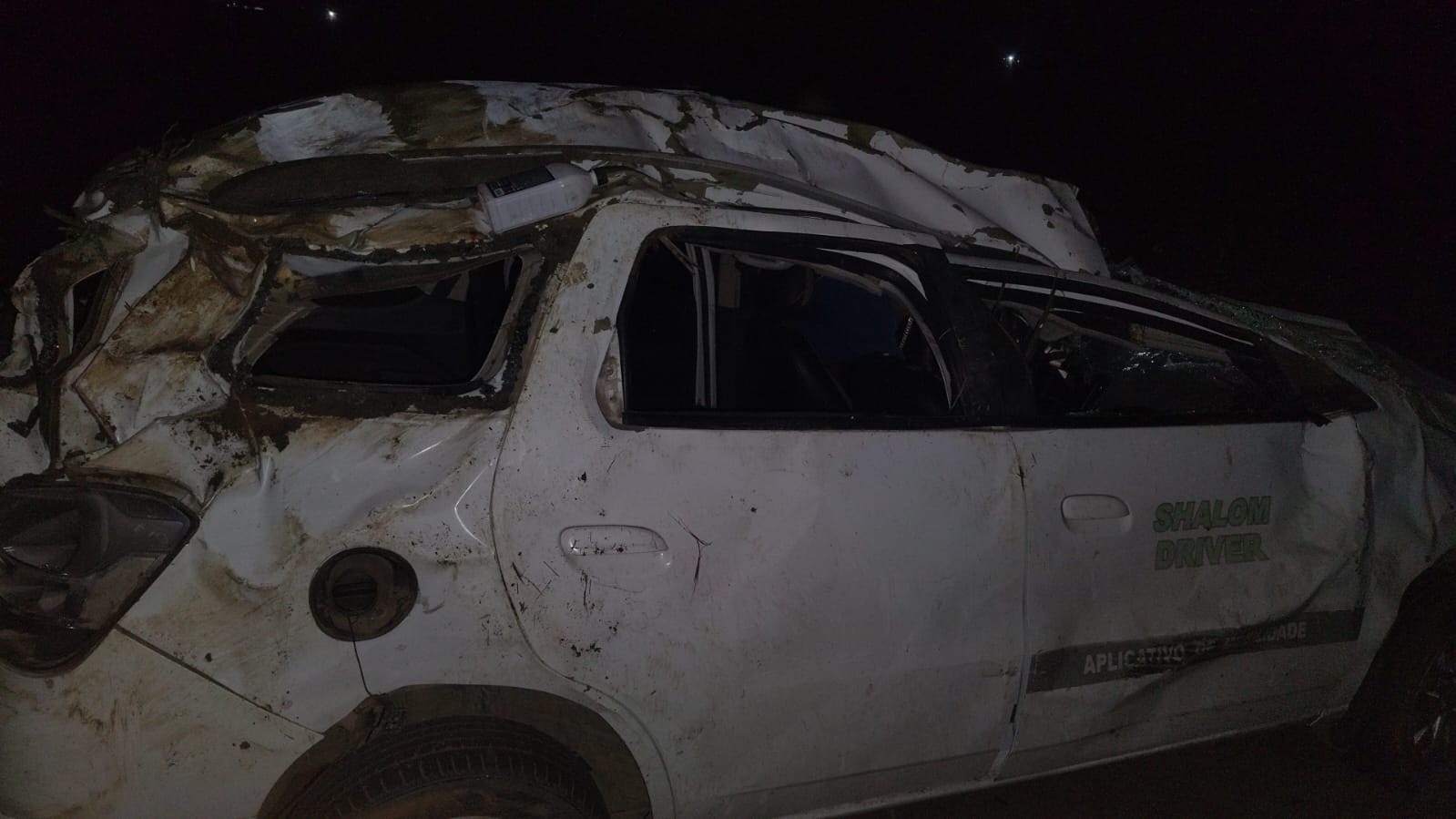 Carro de aplicativo capota na BR-408 e deixa passageiros feridos