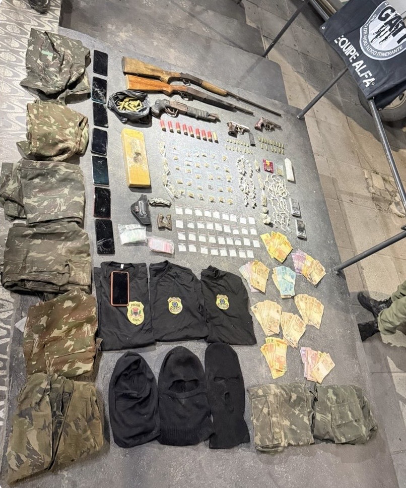 Operação da PM prende três suspeitos e apreende armas e drogas em Araçoiaba