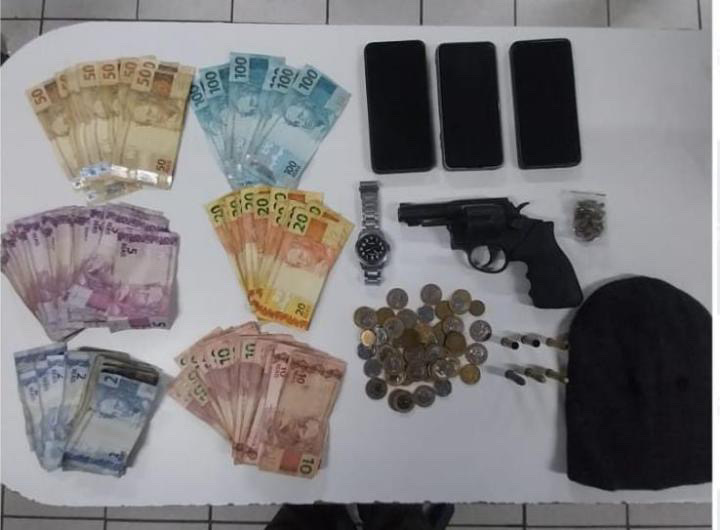 Suspeito de roubos é preso após perseguição e troca de tiros na Mata Norte