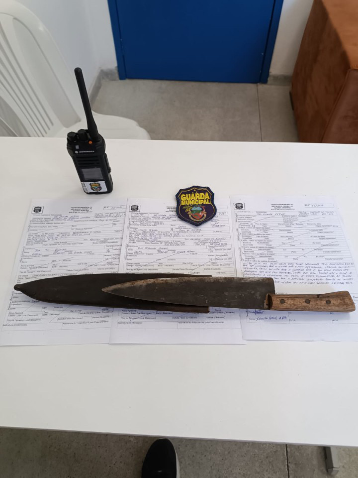 Homem é detido após ameaçar irmã com faca em praça pública em São Vicente Ferrer