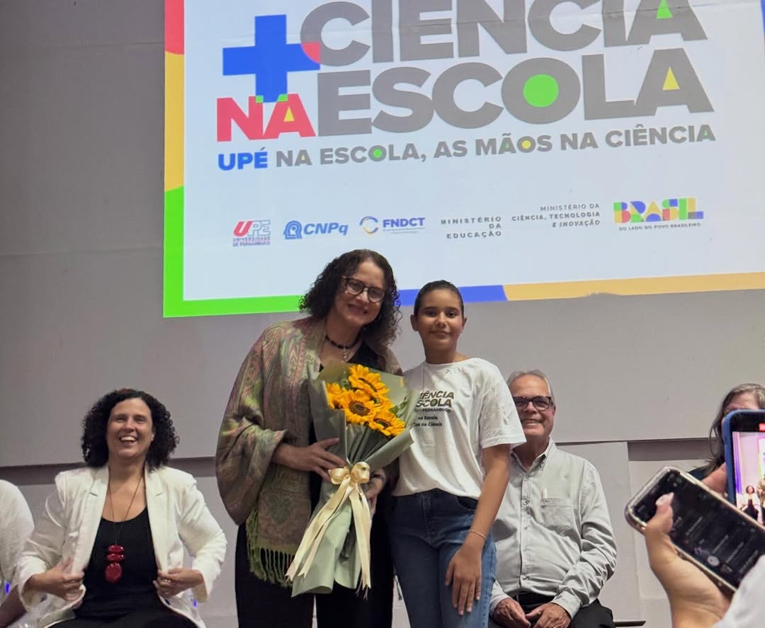Aluna da Escola José Vieira representa Pernambuco e participa de mesa com a ministra Luciana Santos