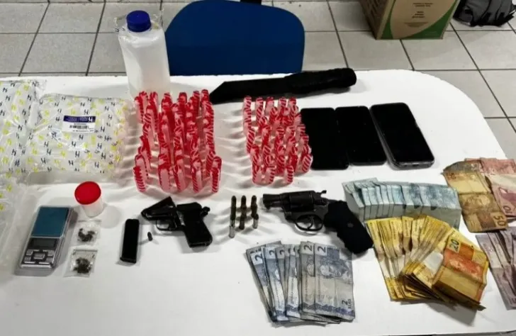 Polícia apreende armas, drogas e conduz dois suspeitos em ação no bairro Primavera, em Paudalho