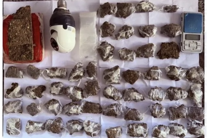 Polícia apreende drogas após denúncia de tráfico em Goiana; suspeito foge