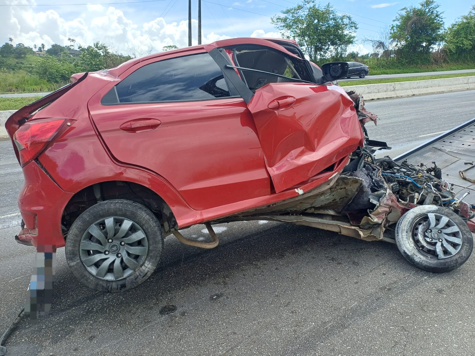 Acidente na BR-408 após perda de controle termina em colisão com objeto estático