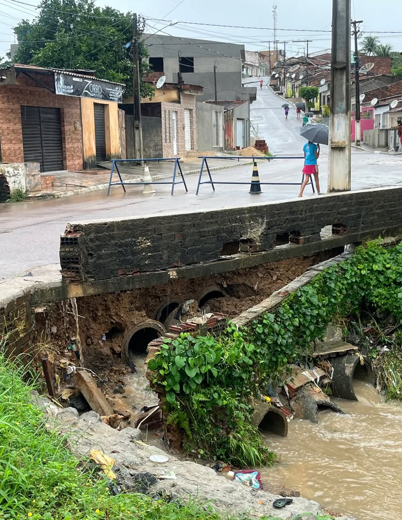 Rua cede após chuvas no Loteamento Santa Ana, em Buenos Aires-PE