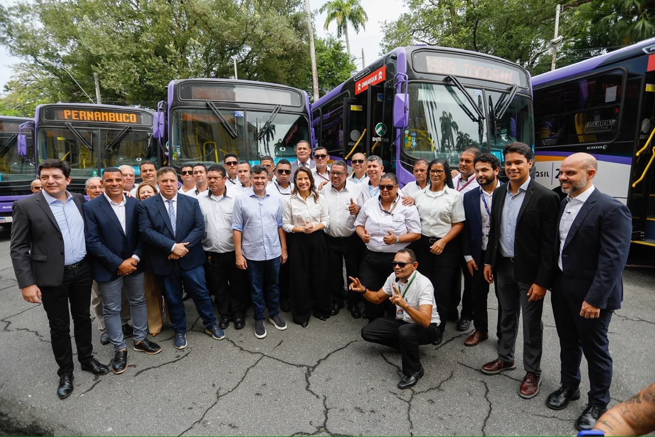 Governadora Raquel Lyra entrega 40 novos ônibus para reforçar transporte na Região Metropolitana do Recife