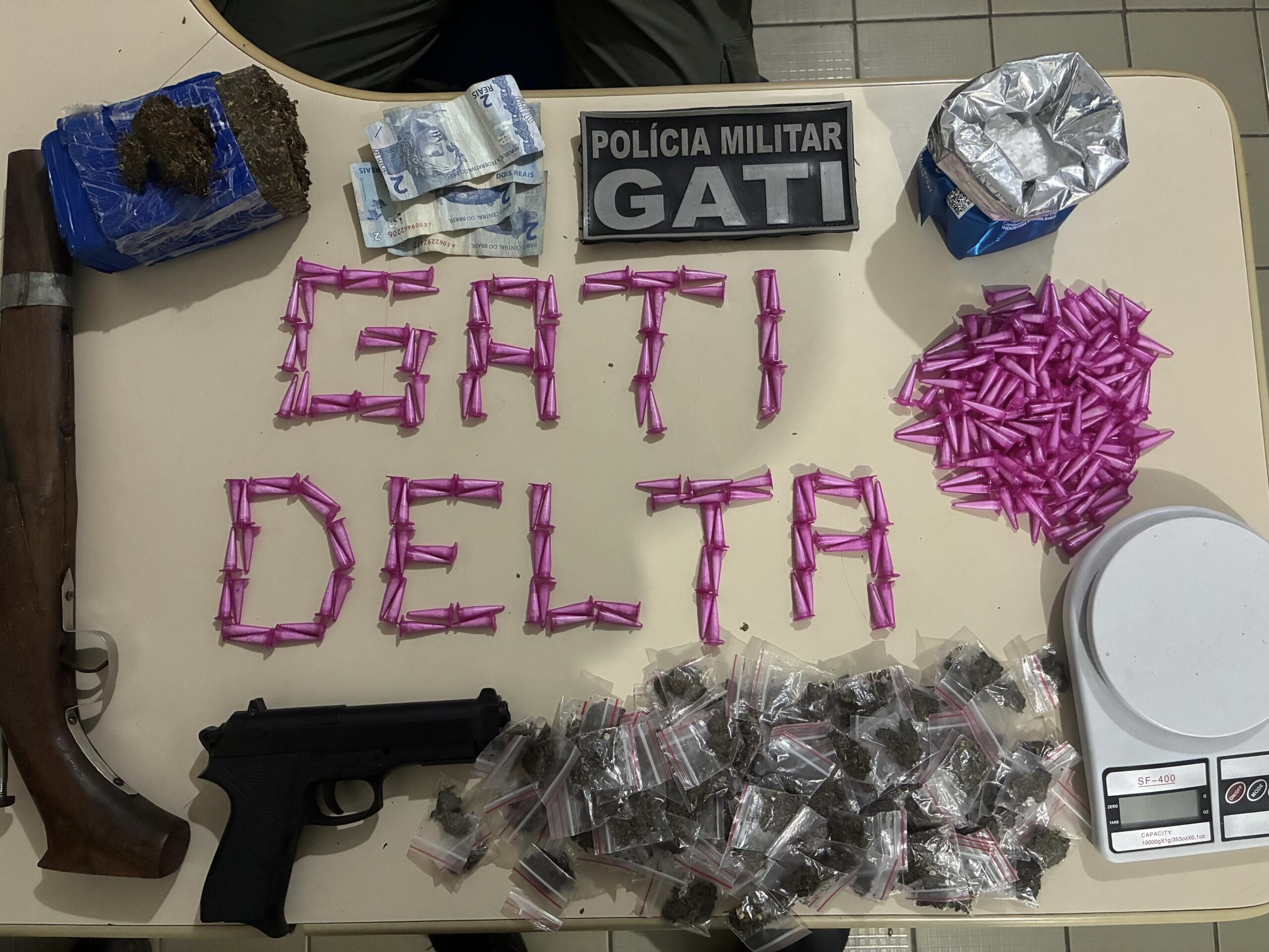 GATI Delta apreende dois suspeitos com arma, drogas e material para tráfico em Timbaúba